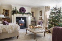 Cheminée allumée dans un salon classique décoré pour Noël