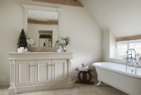 Grand meuble lavabo dans une salle de bain de style classique
