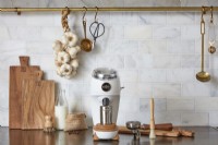Moulin à café et ustensiles sur le plan de travail de la cuisine moderne