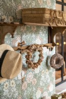 Panier en osier, chapeau de paille et couronnes rustiques - détail