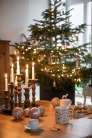 Bougies sur table et arbre de Noël en arrière-plan