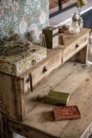 Détail de vieux livres sur un bureau en bois