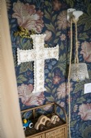 Croix en tissu décoratif sur mur tapissé - détail