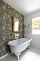 Salle de bain champêtre avec mur tapissé