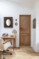 Bureau et chaise à côté de la porte en bois