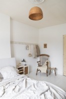 Meubles en bois dans une simple chambre de campagne peinte en blanc