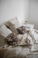 Coussins floraux sur lit défait en pays chambre