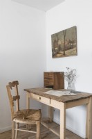 Table et chaise rustiques en étude à domicile