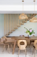 Escalier flottant et banc intégré dans la salle à manger moderne en bois