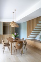 Salle à manger moderne en bois avec escalier flottant