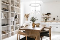 Cuisine-salle à manger moderne peinte en blanc avec des meubles en bois
