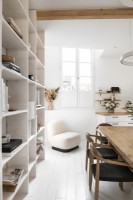 Petite chaise capitonnée blanche dans une cuisine-salle à manger moderne