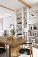 Salle à manger moderne peinte en blanc avec des meubles en bois