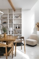 Salle à manger peinte en blanc avec des meubles en bois