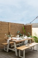 Table de pique-nique moderne sur terrasse avec écran de protection de la vie privée