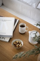 Bol de noix et tasse de café sur une table en bois
