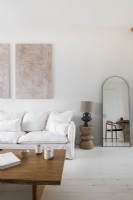 Salon peint en blanc avec des meubles en bois