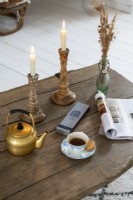 Bougies sur table basse en bois rustique - détail