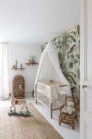 Papier peint tropical en chambre de bébé