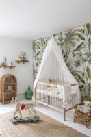 Mur de papier peint tropical dans la chambre de bébé