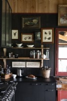 Murs et armoires peints en noir dans la cuisine de campagne