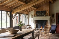 Table en bois rustique en pays salle à manger avec cheminée allumée