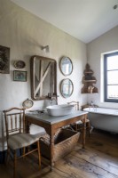 Vieille table en bois avec évier dans la salle de bains de pays
