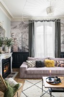Grand canapé rose dans un salon moderne avec des détails d'époque