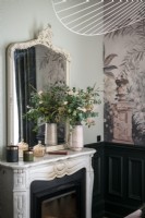 Miroir et fleurs sur la cheminée - détail