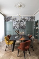 Mur tapissé et lambrissé dans une salle à manger de style classique