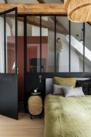 Chambre à coucher moderne avec fenêtres intérieures et poutres apparentes