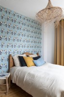 Chambre à coucher moderne avec mur à motifs