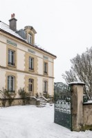 Extérieur de maison classique dans la neige