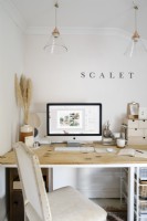 Bureau à domicile contemporain de la graphiste et artiste Kati Scalet.