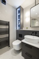 Toilettes et lavabo de salle de bains modernes avec étagères éclairées
