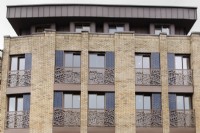 Immeuble moderne avec fenêtres et balcons découpés en métal de Juliette