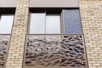 Détail de la fenêtre de l'immeuble moderne avec balcon Juliette découpé en métal
