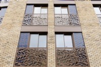 Détail des fenêtres d'un immeuble d'appartements modernes avec des balcons de Juliette découpés en métal