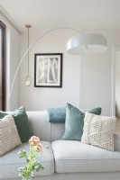 Détail de canapé et lampadaire dans un salon moderne