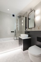 Salle de bain carrelée moderne