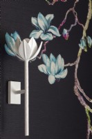 Applique murale en forme de lotus blanc sur un mur peint en vedette avec des fleurs de lotus.