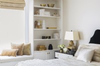 Détails de chambre modernes décorés dans des couleurs blanc, crème, noir et or.