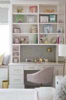 Meuble de bureau blanc pour enfant avec étagères et chaise de bureau rose