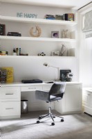 Bureau blanc moderne avec étagères et chaise de bureau grise.