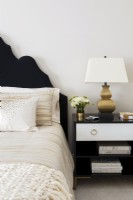 Détails de chambre modernes décorés dans des tons blanc, crème, noir et or.