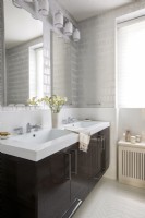 Salle de bain moderne en carrelage blanc avec double vasque.