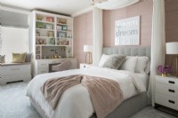 Chambre d'enfant féminine en rose, blanc et gris.