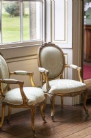 Une paire de chaises à dossier ovale de style français classique