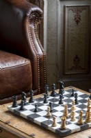 Détail du jeu d'échecs et du fauteuil