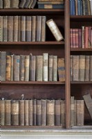 Livres anciens dans une ancienne bibliothèque dans une maison de campagne